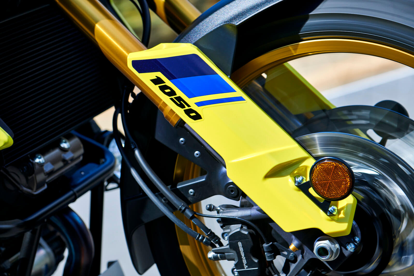DL1050RR_RJM3_action_58-1